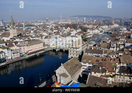 Vista panoramica dal Grossminster-Tower per la città vecchia di Zurigo Foto Stock