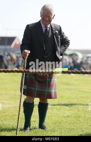 Il Principe di Galles, noto come il Duca di Rothesay mentre in Scozia, giudici il rimorchiatore della guerra finale tra la guida in linea per gli eroi e forze di polizia in Scozia come frequenta la Mey Highland & Giochi culturale presso la John O'Semole Showground di Caithness. Foto Stock