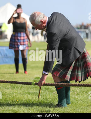 Il Principe di Galles, noto come il Duca di Rothesay mentre in Scozia, giudici il rimorchiatore della guerra finale tra la guida in linea per gli eroi e forze di polizia in Scozia come frequenta la Mey Highland & Giochi culturale presso la John O'Semole Showground di Caithness. Foto Stock