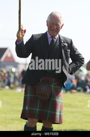 Il Principe di Galles, noto come il Duca di Rothesay mentre in Scozia, giudici il rimorchiatore della guerra finale tra la guida in linea per gli eroi e forze di polizia in Scozia come frequenta la Mey Highland & Giochi culturale presso la John O'Semole Showground di Caithness. Foto Stock