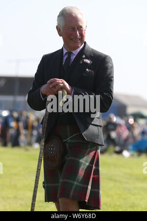 Il Principe di Galles, noto come il Duca di Rothesay mentre in Scozia, giudici il rimorchiatore della guerra finale tra la guida in linea per gli eroi e forze di polizia in Scozia come frequenta la Mey Highland & Giochi culturale presso la John O'Semole Showground di Caithness. Foto Stock