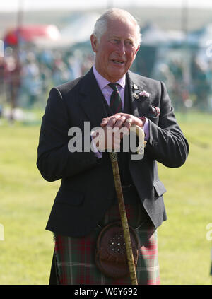 Il Principe di Galles, noto come il Duca di Rothesay mentre in Scozia, giudici il rimorchiatore della guerra finale tra la guida in linea per gli eroi e forze di polizia in Scozia come frequenta la Mey Highland & Giochi culturale presso la John O'Semole Showground di Caithness. Foto Stock