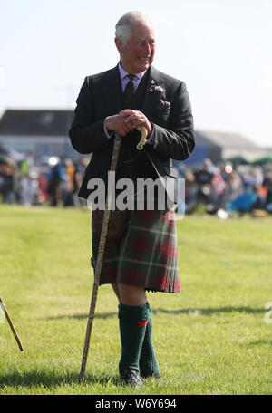 Il Principe di Galles, noto come il Duca di Rothesay mentre in Scozia, giudici il rimorchiatore della guerra finale tra la guida in linea per gli eroi e forze di polizia in Scozia come frequenta la Mey Highland & Giochi culturale presso la John O'Semole Showground di Caithness. Foto Stock