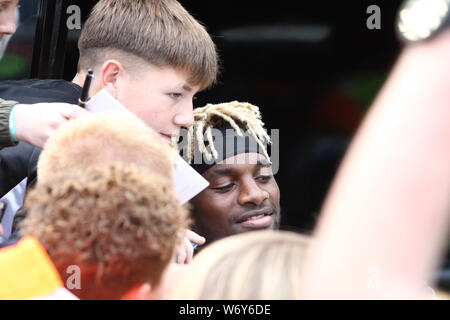 NEWCASTLE UPON TYNE, Inghilterra. Il 3 agosto il Newcastle United's Allan Saint-Maximin con una folla di tifosi durante la pre-stagione amichevole tra Newcastle United e come Saint-Etienne presso il St James Park, Newcastle sabato 3 agosto 2019. (Credit: Steven Hadlow | MI News) Credito: MI News & Sport /Alamy Live News Foto Stock