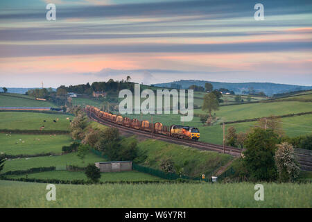 Cole classe di merci su rotaie 70 locomotiva diesel sulla costa ovest mainline con un treno merci di legname vuota (log) per i carri portanti Foto Stock