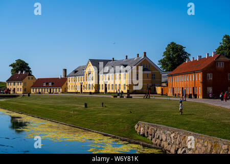 Kronborg, Danimarca -- Luglio 26, 2019. Una foto paesaggistica di vivacemente colorato villaggio edifici presi nei pressi del fossato circostante il Castello di Kronborg; il set Foto Stock