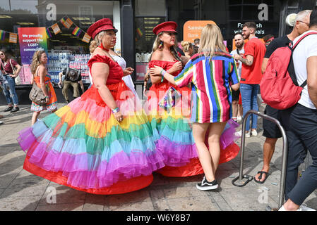 Brighton Regno Unito il 3 agosto 2019 - alcuni interessanti fashion dopo l annuale di Brighton e Hove Pride Parade a partire dal lungomare prima voce attraverso la città e a Preston Park dove Kylie Minogue è dovuto per eseguire la sera . Centinaia di migliaia di visitatori sono attesi a prendere parte a questo evento di anni durante il fine settimana . Credito : Simon Dack / Alamy Live News Foto Stock