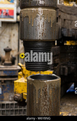 Tubo di perforazione. ruotato il tubo di trivella con una chiave di perforazione. Perforazione di pozzi di gas e petrolio. Industria petrolifera. Olio tubo di trivella. Connessione filettata. Foto Stock