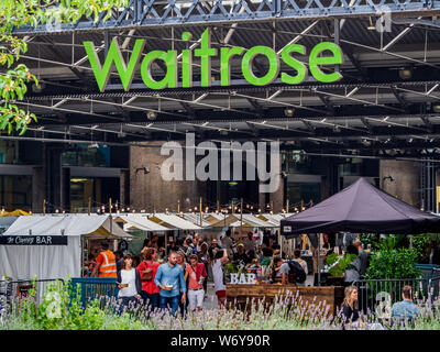 Waitrose Store & mercato tettoia nr la stazione di Kings Cross a Londra. Il mercato della tettoia è un cibo e mercato di artigianato situato nei pressi di Granaio Square, Kings Cross. Foto Stock