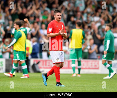 Alexandra Stadium, Crewe, Cheshire, Regno Unito. Il 3° agosto 2019. Sky Calcio Scommessa League 2 Crewe Alexandra versus Plymouth Argyle; Eddie Nolan di Crewe Alexandra applaude i tifosi mentre il Plymouth Argyle giocatori celebrano il loro 0 - 3 vittoria con la distanza sostenitori dietro di lui :rigorosamente solo uso editoriale. Nessun uso non autorizzato di audio, video, dati, calendari, club/campionato loghi o 'live' servizi. Online in corrispondenza uso limitato a 120 immagini, nessun video emulazione. Nessun uso in scommesse, giochi o un singolo giocatore/club/league pubblicazioni Credito: Azione Sport Plus/Alamy Live News Foto Stock