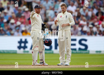 L'Inghilterra del Jonny Bairstow (sinistra) e Joe Root durante il terzo giorno delle Ceneri Test match a Edgbaston, Birmingham. Foto Stock