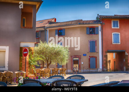 Il ristorante del villaggio e case in estate a Sablet nella regione provenza alpi costa azzurra, francia Foto Stock