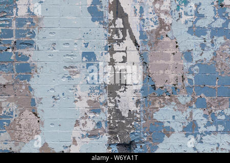 Abstract sullo sfondo di un vecchio muro in mattoni con macchie espressive in grigio e blu. Modello di inimitabile Foto Stock