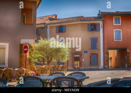 Il ristorante del villaggio e case in estate a Sablet nella regione provenza alpi costa azzurra, francia Foto Stock