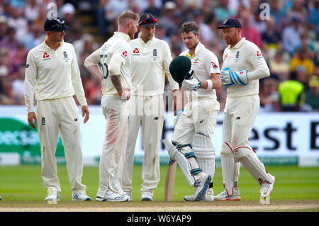 L'Inghilterra del Ben Stokes (seconda a sinistra) parla con Australia Steve Smith dopo che egli è stato colpito alla testa con una palla da cricket durante il giorno tre delle ceneri Test match a Edgbaston, Birmingham. Foto Stock