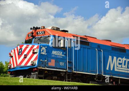 Elburn, Illinois, Stati Uniti d'America. Una locomotiva Metra impostato a partire con un treno dei pendolari da Elburn, Illinois durante un viaggio a Chicago. Foto Stock