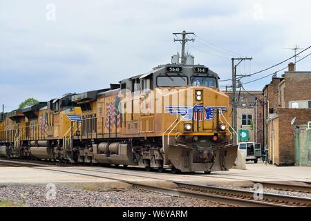 DeKalb, Illinois, Stati Uniti d'America. Un Union Pacific treno merci eastbound a Chicago passando attraverso il centro cittadino di DeKalb, Illinois. Foto Stock