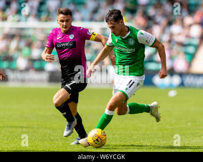 Il 3° agosto 2019, Easter Road Stadium, Leith, Edimburgo, Scozia; Scottish Premiership Hibernian Football Club versus St Mirren; Joe Newell di Hibernian e Kyle Magennis di St Mirren Foto Stock