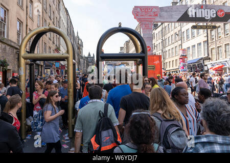 Edimburgo, Scozia, Regno Unito. Il 3 agosto 2019. Al primo weekend di Edinburgh Fringe Festival il buon tempo ha portato migliaia di turisti per godere di molti degli artisti di strada sul Royal Mile di Edimburgo Città Vecchia. Iain Masterton/Alamy Live News Foto Stock