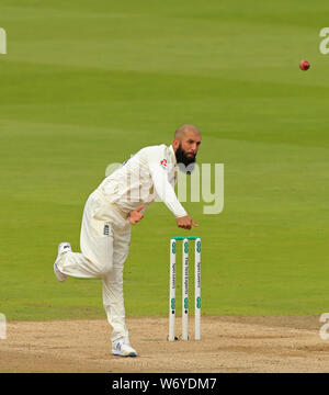 Birmingham, Regno Unito. 03 Ago, 2019. Moeen Ali d'Inghilterra bowling durante il giorno 3 del primo Specsavers Ceneri Test match, a Edgbaston Cricket Ground, Birmingham, UK Credit: ESPA/Alamy Live News Foto Stock