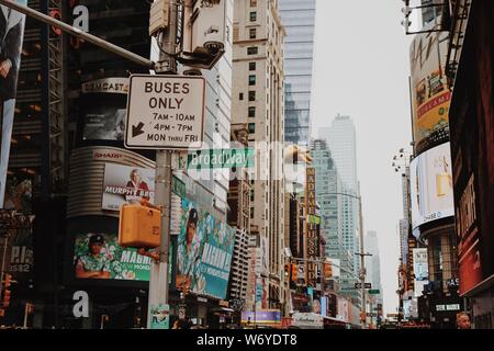 New York City, NY, STATI UNITI D'AMERICA. Segno di Broadway a New York Times Square. ©Natasha Camilleri Foto Stock