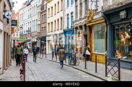'Rue de la Clef' con negozi e persone non identificate a piedi lungo la strada. Si tratta di una delle più antiche strade della città. Lille, Francia. Foto Stock