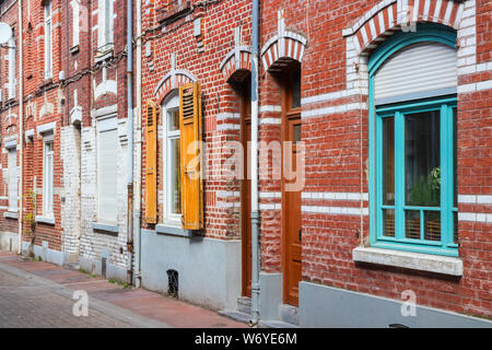 Street nel quartiere di Lille Wazemmes tipica con piccole case in mattoni in cui i lavoratori impiegati per vivere durante la rivoluzione industriale. La Francia. Foto Stock