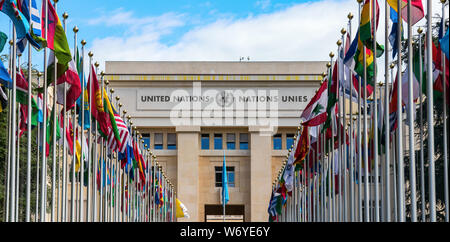 Il 'Allee des Nations" (Viale delle Nazioni) di Ginevra Palazzo delle Nazioni Unite, con l'sventolando bandiere dei paesi membri. Ginevra, Svizzera. Foto Stock