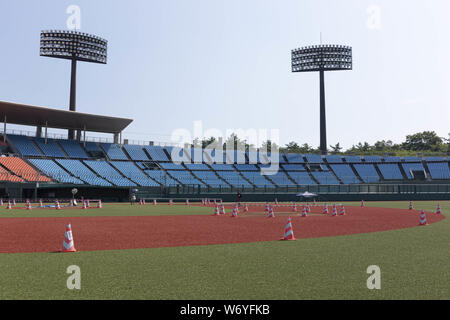 Fukushima, Giappone. Il 3° agosto 2019. Una vista generale di Azuma Baseball Stadium durante il ''Tohoku Media Tour: Fukushima corso'' dell'evento. L'evento annuale organizzato dal Governo Metropolitano di Tokyo (TMG) mostra i tentativi di recupero a Fukushima area interessata dal 2011 Grande Oriente giappone terremoto. Lo stadio, che è in fase di ristrutturazione, ospiterà il baseball e softball competizioni durante il Tokyo Olimpiadi 2020. Credito: Rodrigo Reyes Marin/ZUMA filo/Alamy Live News Foto Stock