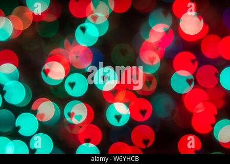 Forma di cuore multi colore bokeh di sfocatura dello sfondo astratto. Foto Stock
