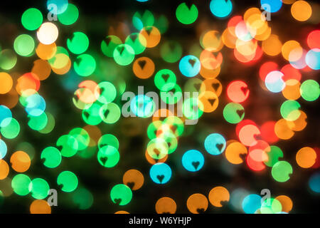 Forma di cuore multi colore bokeh di sfocatura dello sfondo astratto. Foto Stock