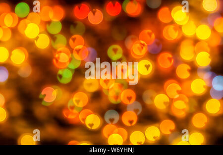 Forma di cuore multi colore bokeh di sfocatura dello sfondo astratto. Foto Stock