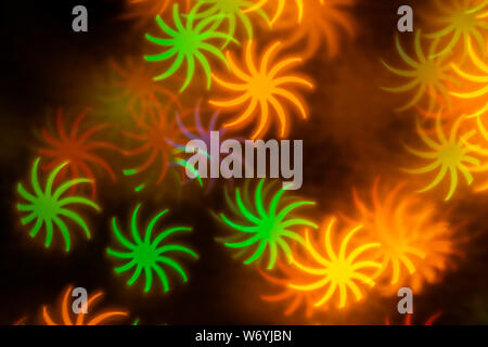 Forma di foglia multicolore bokeh di sfocatura dello sfondo astratto. Foto Stock