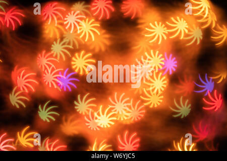 Forma di foglia multicolore bokeh di sfocatura dello sfondo astratto. Foto Stock