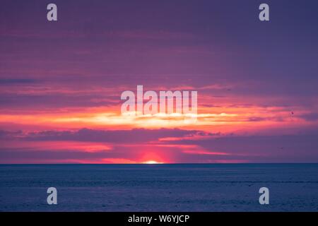 Tramonto sull'Oceano Atlantico visto da Couper il punto lungo la Saint Simons Suono in San Simons Island, Georgia. Foto Stock