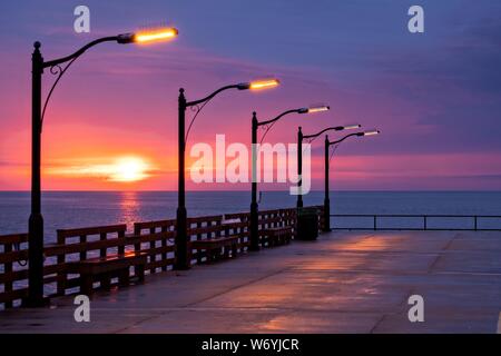 Il San Simons molo pubblico presso sunrise lungo il Saint Simons Suono in San Simons Island, Georgia. Foto Stock