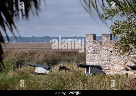 Muschio spagnolo copre di lecci appesi sopra le pareti in pietra originale del magazzino di armi al Fort Frederica monumento nazionale, l'originale insediamento coloniale in San Simons Island, Georgia. Fort Frederica è stato istituito dalla Georgia fondatore James Oglethorpe nel 1736 per servire come un baluardo contro gli insediamenti spagnoli in Florida, Foto Stock