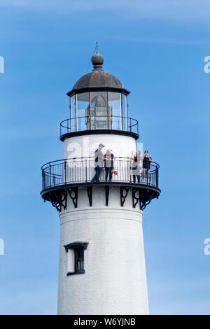 I turisti prendono selfies sulla passerella del San Simons Faro Coupers punto lungo il Saint Simons Suono in San Simons Island, Georgia. Il faro di lavoro è stato costruito nel primo costruito nel 1807 ma distrutti dalle forze confederate nel 1862 prima di essere ricostruito nel 1872. Foto Stock