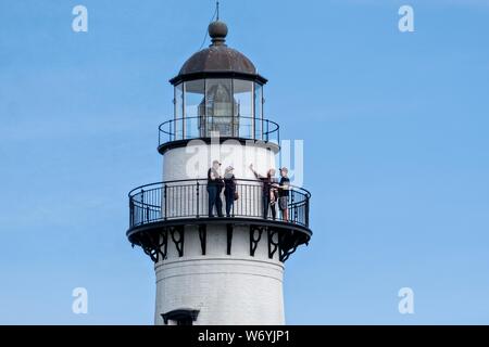 I turisti prendono selfies sulla passerella del San Simons Faro Coupers punto lungo il Saint Simons Suono in San Simons Island, Georgia. Il faro di lavoro è stato costruito nel primo costruito nel 1807 ma distrutti dalle forze confederate nel 1862 prima di essere ricostruito nel 1872. Foto Stock