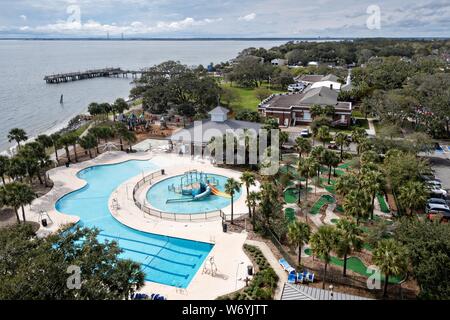 Vista del molo e piscina pubblica da San Simons Faro Coupers punto lungo il Saint Simons Suono in San Simons Island, Georgia. Il faro di lavoro è stato costruito nel primo costruito nel 1807 ma distrutti dalle forze confederate nel 1862 prima di essere ricostruito nel 1872. Foto Stock