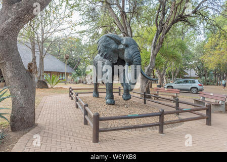 Parco Nazionale di Kruger, SUD AFRICA - 7 Maggio 2019: vista del resto Letaba Camp. Una vita di dimensioni statua dell'elefante è visibile Foto Stock