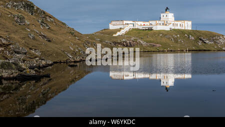 Il primo di tutti lighhouse elettrico a costruita in Scozia si trova sulla costa nord di Sutherland, nei pressi del villaggio di Strathy Foto Stock