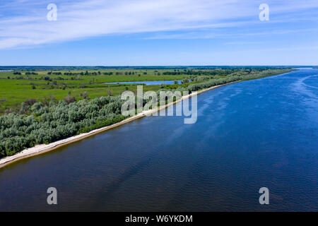 La foresta e la spiaggia sul fiume. Antenna fuco shot Foto Stock