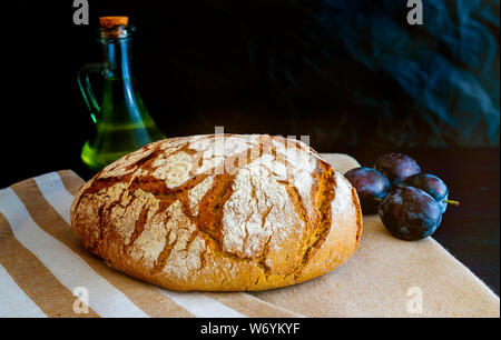 Lucidare il pane su un paese tabella. Prugna gusto dell'estate. L'Europa, Polonia, Mazovia. Foto Stock