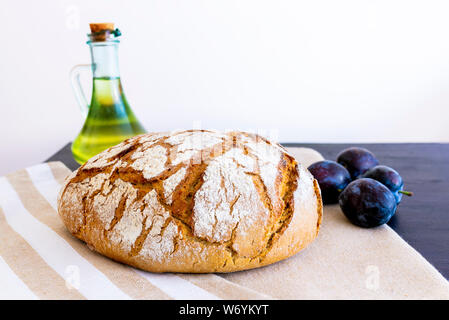 Lucidare il pane su un paese tabella. Prugna gusto dell'estate. L'Europa, Polonia, Mazovia. Foto Stock