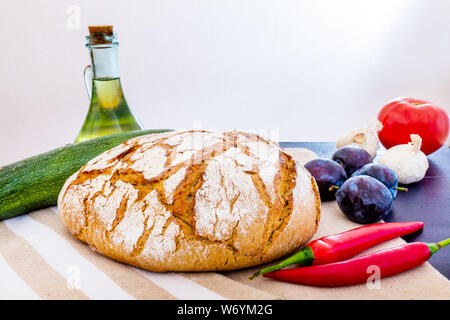 Lucidare il pane su un paese tabella. Prugna gusto dell'estate. L'Europa, Polonia, Mazovia. Foto Stock