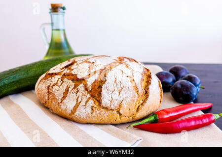 Lucidare il pane su un paese tabella. Prugna gusto dell'estate. L'Europa, Polonia, Mazovia. Foto Stock