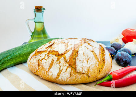 Lucidare il pane su un paese tabella. Prugna gusto dell'estate. L'Europa, Polonia, Mazovia. Foto Stock