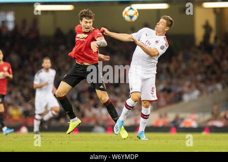 Cardiff, Galles, UK, 3 agosto 2019. Victor Lindelof del Manchester United e Krzysztof Piatek del Milan durante la International Champions Cup match tra Manchester United e Milan al Principato Stadium di Cardiff. Credito: Mark Hawkins/Alamy Live News Credito: Mark Hawkins/Alamy Live News Foto Stock