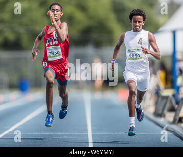 3 agosto 2019: Noè Haileab, sinistra e Maddon Muhammad sprint al traguardo nel Boys 3000 metro eseguire 15-16 anni divisione nel 2019 AAU Junior Giochi Olimpici a BB&T Stadium di Greensboro, Nord Carolina. Muhammad ha tagliato il traguardo per 0,28 secondi di vantaggio Haileab con un tempo di 8:47.41. Prentice C. James/CSM Credito: Cal Sport Media/Alamy Live News Foto Stock